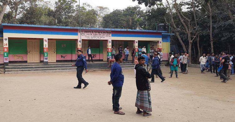 পলাশে ইউপি চেয়ারম্যানকে অতিথি না করায় ফুটবল টুর্ণামেন্ট পণ্ড পলাশে ইউপি চেয়ারম্যানকে অতিথি না করায় ফুটবল টুর্ণামেন্ট পণ্ড