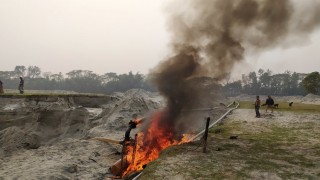 বেলাবতে ১৮ ড্রেজার মেশিন পুড়িয়ে দিল ভ্রাম্যমান আদালত