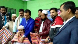 পলাশে এতিম শিশুদের মাঝে কম্বল বিতরণ