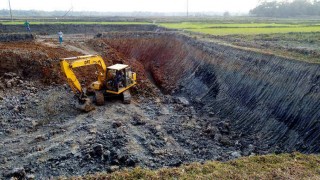 পলাশে নিয়ম বহির্ভূতভাবে ফসলি জমি থেকে মাটিকাটার মহোৎসব