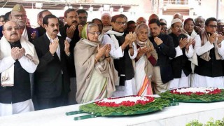 বঙ্গবন্ধুর সমাধিতে শ্রদ্ধা নিবেদন করলেন প্রধানমন্ত্রী