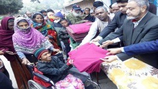 নরসিংদীতে অসহায় ব্যক্তিদের মাঝে কম্বল বিতরণ