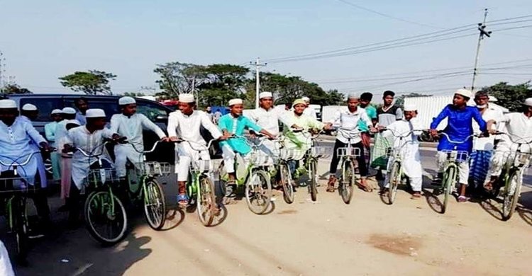 শেখেরচরে ৪০ দিন ৫ ওয়াক্ত নামাজ আদায়: বাইসাইকেল পেলো ২৭ কিশোর শেখেরচরে ৪০ দিন ৫ ওয়াক্ত নামাজ আদায়: বাইসাইকেল পেলো ২৭ কিশোর