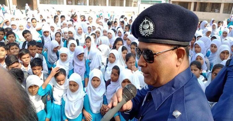 নরসিংদীতে সচেতনতা বৃদ্ধিতে শিক্ষার্থীদের সাথে পুলিশের আলোচনা নরসিংদীতে সচেতনতা বৃদ্ধিতে শিক্ষার্থীদের সাথে পুলিশের আলোচনা