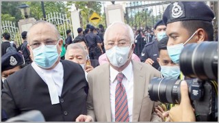 মালয়েশিয়ার সাবেক প্রধানমন্ত্রী নাজিব রাজাকের ১২ বছর কারাদণ্ড