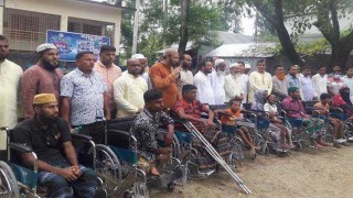রায়পুরায় প্রতিবন্ধীদের মাঝে হুইল চেয়ার বিতরণ