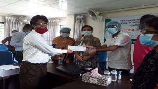 পলাশে শিক্ষক-কর্মচারীর মাঝে প্রধানমন্ত্রীর অনুদানের চেক বিতরণ