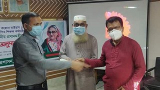 শিবপুরে নন এমপিও শিক্ষক ও কর্মচারীদের মাঝে অনুদানের চেক বিতরণ