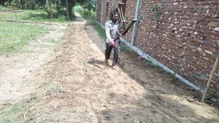 মাধবদীতে ইউএনও'র হস্তক্ষেপে রাস্তার দুর্ভোগ ঘুচলো এলাকাবাসীর