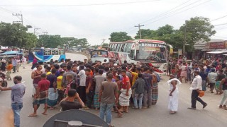 বারৈচায়  থ্রি-হুইলার আটক, ঘুষ গ্রহণ ও হয়রানীর অভিযোগে হাইওয়ে পুলিশ অবরুদ্ধ