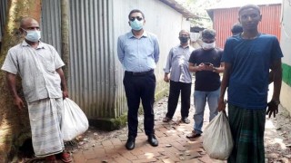 পলাশে করোনা রোগীদের মধ্যে ইউএনও’র খাদ্য সহায়তা