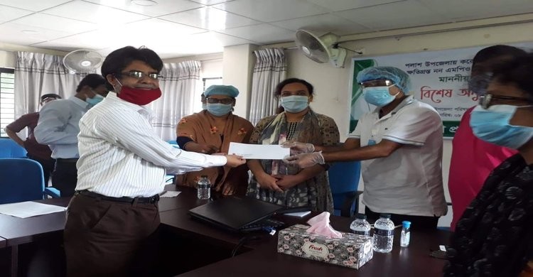 পলাশে শিক্ষক-কর্মচারীর মাঝে প্রধানমন্ত্রীর অনুদানের চেক বিতরণ পলাশে শিক্ষক-কর্মচারীর মাঝে প্রধানমন্ত্রীর অনুদানের চেক বিতরণ