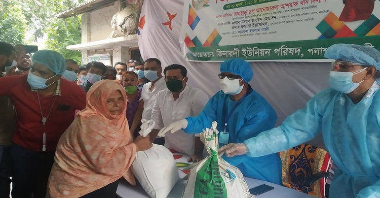 পলাশে ৫০০ দরিদ্র পরিবারে ভিজিএফ এর চাল বিতরণ পলাশে ৫০০ দরিদ্র পরিবারে ভিজিএফ এর চাল বিতরণ