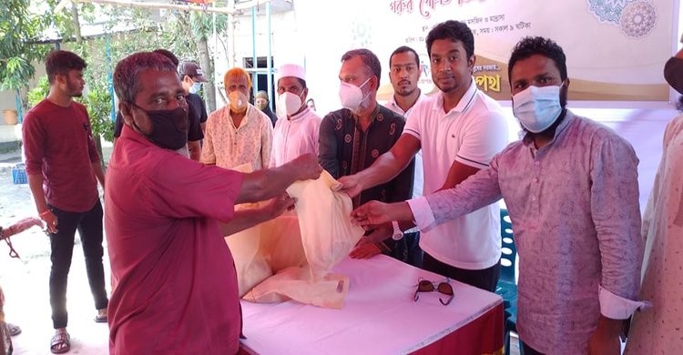 নরসিংদীতে হতদরিদ্র পরিবারের মাঝে গোশত বিতরণ নরসিংদীতে হতদরিদ্র পরিবারের মাঝে গোশত বিতরণ