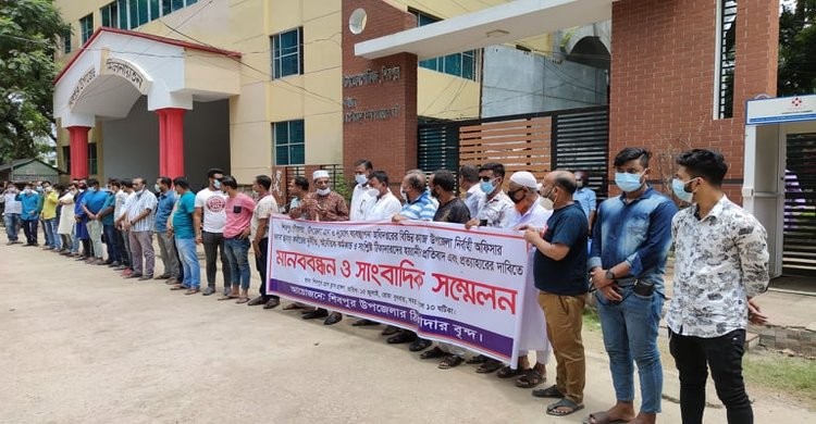 শিবপুরে ঘুষ দুর্নীতিসহ নানা অভিযোগে ইউএনও’র বিরুদ্ধে ঠিকাদারদের মানববন্ধন শিবপুরে ঘুষ দুর্নীতিসহ নানা অভিযোগে ইউএনও’র বিরুদ্ধে ঠিকাদারদের মানববন্ধন