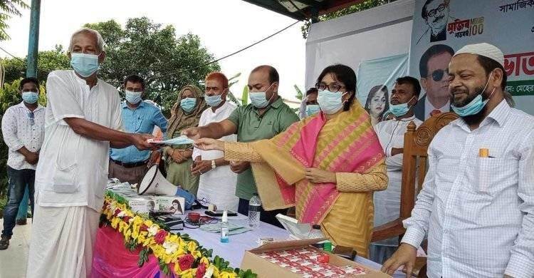 মেহেরপাড়ায় সামাজিক নিরাপত্তা বেষ্টনীর আওতায় ভাতা বিতরণ মেহেরপাড়ায় সামাজিক নিরাপত্তা বেষ্টনীর আওতায় ভাতা বিতরণ