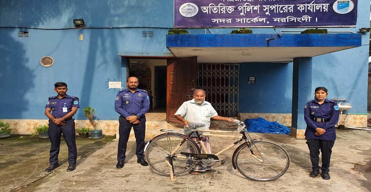নরসিংদীতে পত্রিকা বিক্রেতার কষ্ট লাগবে সাইকেল কিনে দিলেন পুলিশ কর্মকর্তা নরসিংদীতে পত্রিকা বিক্রেতার কষ্ট লাগবে সাইকেল কিনে দিলেন পুলিশ কর্মকর্তা