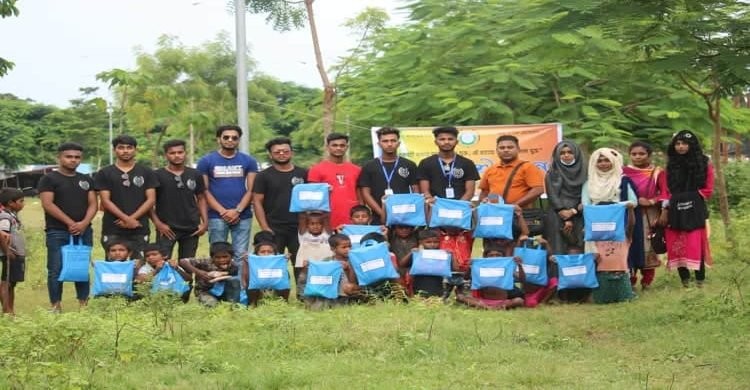 নরসিংদীতে পথশিশুদের মাঝে ঈদের পোশাক বিতরণ নরসিংদীতে পথশিশুদের মাঝে ঈদের পোশাক বিতরণ