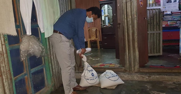 নরসিংদীতে কর্মহীন টং দোকানীর ঘরে খাদ্যসামগ্রী নিয়ে হাজির এনডিসি নরসিংদীতে কর্মহীন টং দোকানীর ঘরে খাদ্যসামগ্রী নিয়ে হাজির এনডিসি