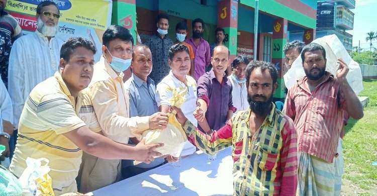 রায়পুরায় বিএনপির উদ্যোগে খাদ্যসামগ্রী বিতরণ রায়পুরায় বিএনপির উদ্যোগে খাদ্যসামগ্রী বিতরণ