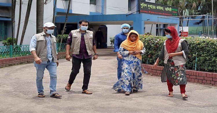 নরসিংদীতে পাচারের সময় ২০ হাজার পিস ইয়াবাসহ নারী গ্রেফতার নরসিংদীতে পাচারের সময় ২০ হাজার পিস ইয়াবাসহ নারী গ্রেফতার