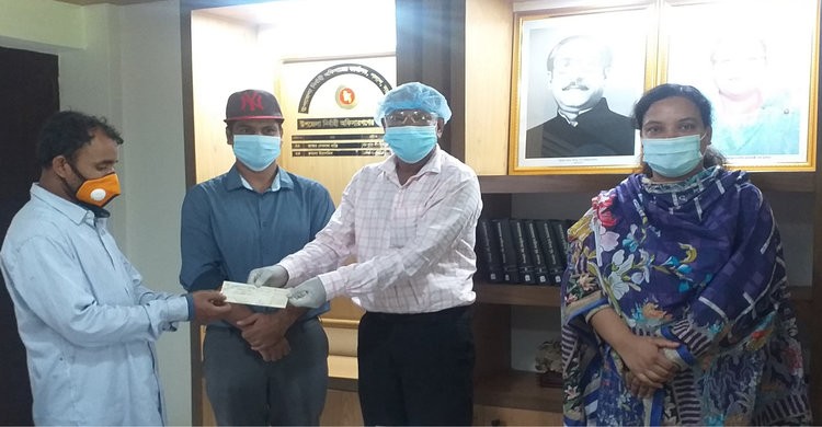 পলাশে ক্যানসার ও কিডনী রোগীদের মাঝে অনুদান প্রদান পলাশে ক্যানসার ও কিডনী রোগীদের মাঝে অনুদান প্রদান