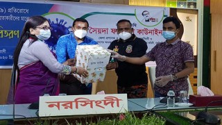 নরসিংদীতে করোনায় মৃতদেহ দাফন কাজে নিয়োজিতদের মাঝে নিরাপত্তা সামগ্রী বিতরণ