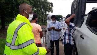 পলাশে সামাজিক দূরত্ব নিশ্চিতকরণে ভ্রাম্যমাণ আদালতের অভিযান