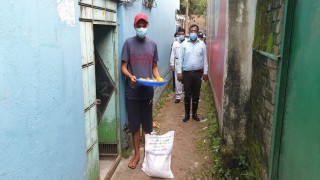 পলাশে করোনায় আক্রান্ত ব্যক্তিদের বাড়িতে ফলফলাদি পাঠালো পুলিশ পলাশে করোনায় আক্রান্ত ব্যক্তিদের বাড়িতে ফলফলাদি পাঠালো পুলিশ