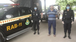 স্বর্ণ চোরাচালানের অন্যতম হোতা গ্রেফতার, ৬ স্বর্ণের বার ও ৩০ লক্ষ টাকা উদ্ধার স্বর্ণ চোরাচালানের অন্যতম হোতা গ্রেফতার, ৬ স্বর্ণের বার ও ৩০ লক্ষ টাকা উদ্ধার