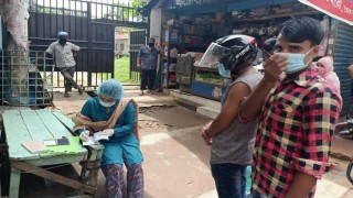 ভৈরবে মাস্ক পরিধান না করে ঝুলিয়ে রাখায় জরিমানা