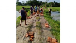 মনোহরদীতে এলাকাবাসীর উদ্যোগে রাস্তা মেরামত মনোহরদীতে এলাকাবাসীর উদ্যোগে রাস্তা মেরামত