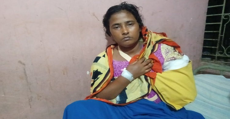 শিবপুরে পল্লী চিকিৎসকের ভুল চিকিৎসায় হাত হারালো এক গৃহিণী শিবপুরে পল্লী চিকিৎসকের ভুল চিকিৎসায় হাত হারালো এক গৃহিণী