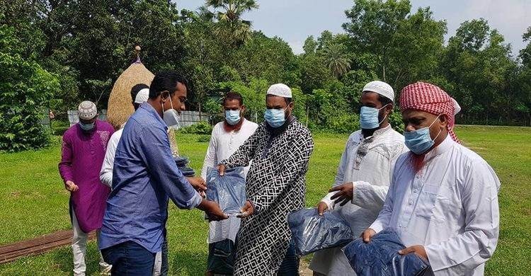 করোনায় মৃতদের দাফন কাজে নিয়োজিত স্বেচ্ছাসেবীদের মাঝে পি.পি.ই বিতরণ করোনায় মৃতদের দাফন কাজে নিয়োজিত স্বেচ্ছাসেবীদের মাঝে পি.পি.ই বিতরণ