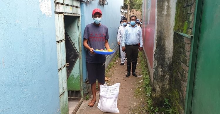 পলাশে করোনায় আক্রান্ত ব্যক্তিদের বাড়িতে ফলফলাদি পাঠালো পুলিশ পলাশে করোনায় আক্রান্ত ব্যক্তিদের বাড়িতে ফলফলাদি পাঠালো পুলিশ
