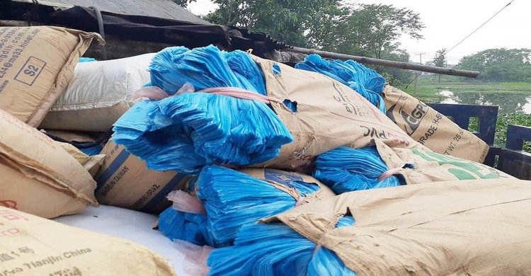 শিবপুরে নিষিদ্ধ পলিথিন জব্দ, ৫০ হাজার টাকা জরিমানা শিবপুরে নিষিদ্ধ পলিথিন জব্দ, ৫০ হাজার টাকা জরিমানা