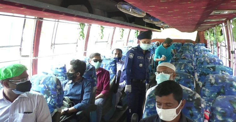 নরসিংদীতে গণপরিবহনে স্বাস্থ্যবিধি তদারকি করছে পুলিশ নরসিংদীতে গণপরিবহনে স্বাস্থ্যবিধি তদারকি করছে পুলিশ
