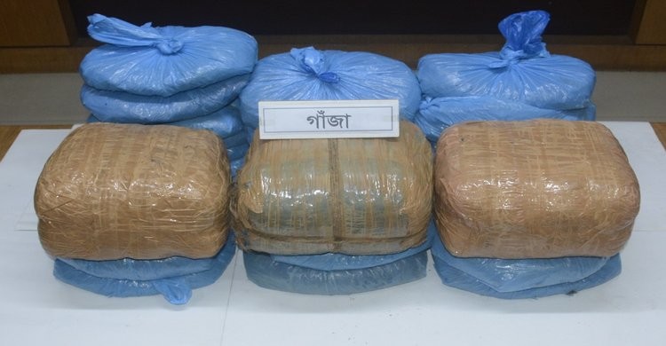ফেলে যাওয়া প্রাইভেটকারে মিললো ৪১ কেজি গাঁজা ফেলে যাওয়া প্রাইভেটকারে মিললো ৪১ কেজি গাঁজা