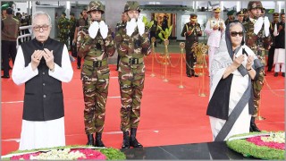 বঙ্গবন্ধুর সমাধিতে রাষ্ট্রপতি ও প্রধানমন্ত্রীর শ্রদ্ধা নিবেদন