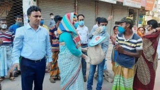 নরসিংদী জেলা প্রশাসনের কর্মকর্তাদের অর্থায়নে খাদ্যসামগ্রী বিতরণ