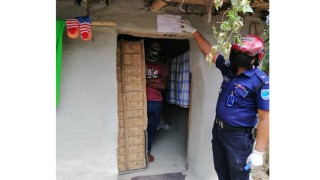 নরসিংদীতে বিদেশ ফেরত ব্যক্তিদের বাড়ি চিহ্নিত করে লাগানো হচ্ছে স্টিকার