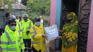 নরসিংদীতে হোম কোয়ারেন্টাইনে থাকা ব্যক্তিদের মধ্যে খাদ্যসামগ্রী বিতরণ