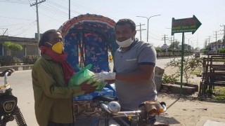 নরসিংদীতে রিকশা চালকদের মধ্যে খাদ্যসামগ্রী বিতরণ