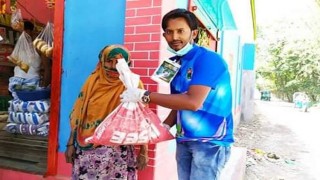 নরসিংদীতে হতদরিদ্র মানুষের স্বেচ্ছাসেবী সংগঠনের খাদ্য সামগ্রী বিতরণ