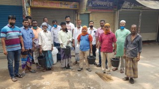 করোনাভাইরাস: বাবুরহাটে জীবাণুনাশক ছিটিয়েছে বণিক সমিতি