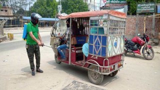 করোনাভাইরাস: নরসিংদীতে যানবাহন জীবাণুমুক্তকরণে এক যুবক