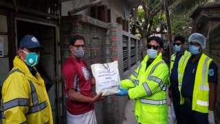 নরসিংদীতে হোম কোয়ারেন্টাইনে থাকা ব্যক্তিদের খাদ্যসামগ্রী পাঠাচ্ছে পুলিশ