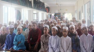 পলাশে মুজিব জন্মশতবর্ষে এতিমদের মধ্যে যুবলীগ নেতার খাবার বিতরণ