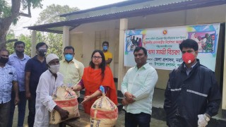 পলাশে হতদরিদ্র মানুষের মধ্যে খাদ্যসামগ্রী বিতরণ