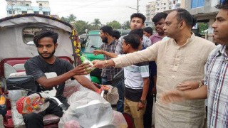 করোনাভাইরাস: পলাশে দরিদ্র মানুষের মধ্যে মাস্ক ও লিকুইড সাবান বিতরণ